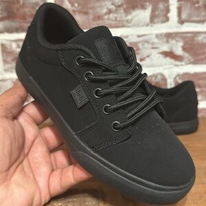 DC Boy’s Anvil Youth Low Top Skate Shoes Sz 2